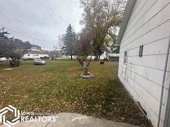 3rd image of 2860 Oak Ave