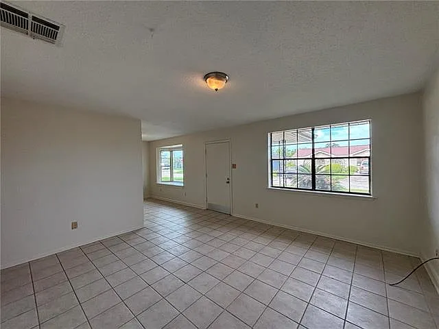 1145 Warren Dr — Photo 2