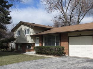 634 Willow Ln, Elk Grove Village, IL 60007