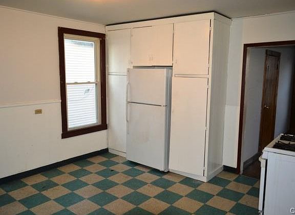 3rd image of 713 Brewster St