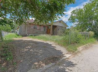 1106 Plum St, Floresville, TX 78114