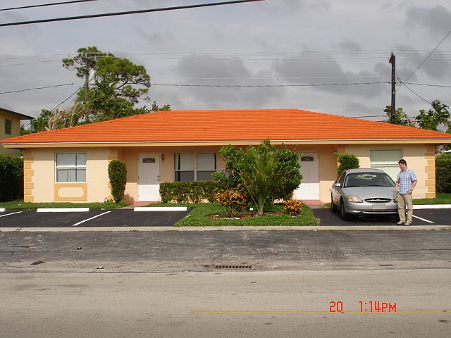 this is an older photl. the roof now is white
