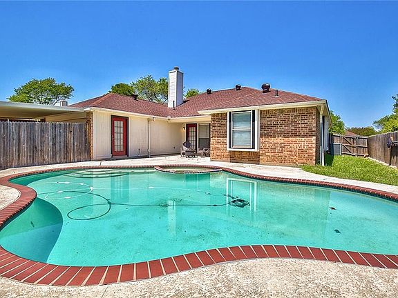 3rd image of 1316 Chicota Dr