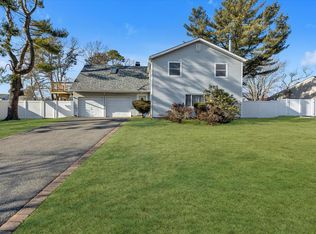 26 Clusterpine St, Medford, NY 11763
