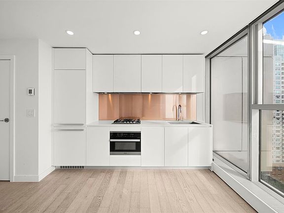 4th image of 1480 Howe St #1907