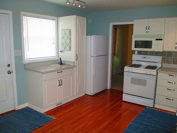 3rd image of 906 Lemorr Ave