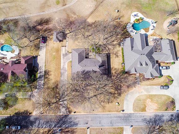 3rd image of 3133 Fareway Ln
