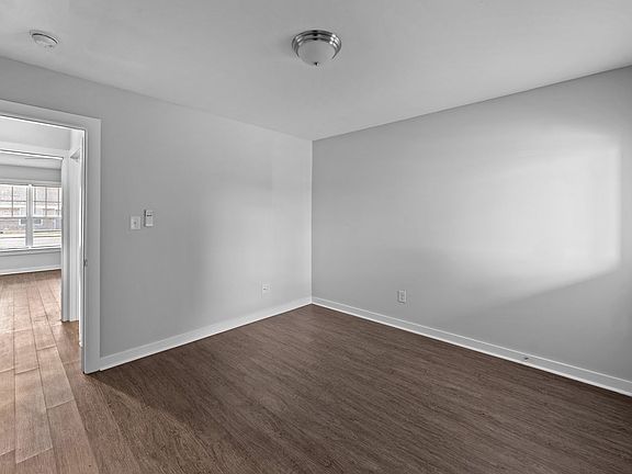 4th image of 3900 W Vancroft Cir #7