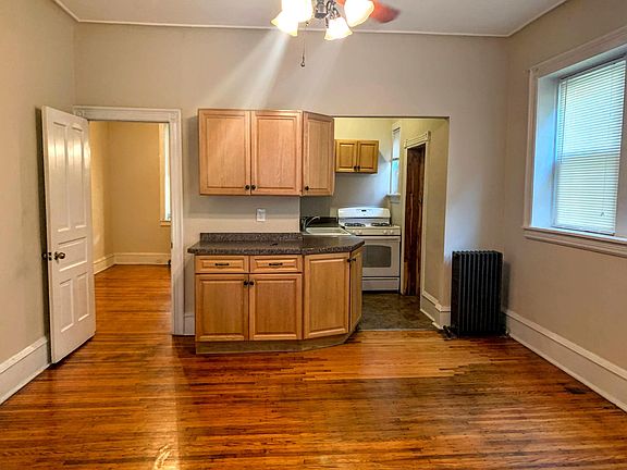 4th image of 4933 N Camac St #1
