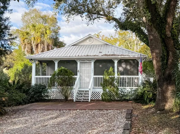 121 5th St, Apalachicola, FL 32320