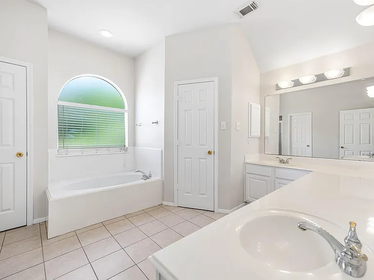 7902 Feather Springs Dr — Photo 36