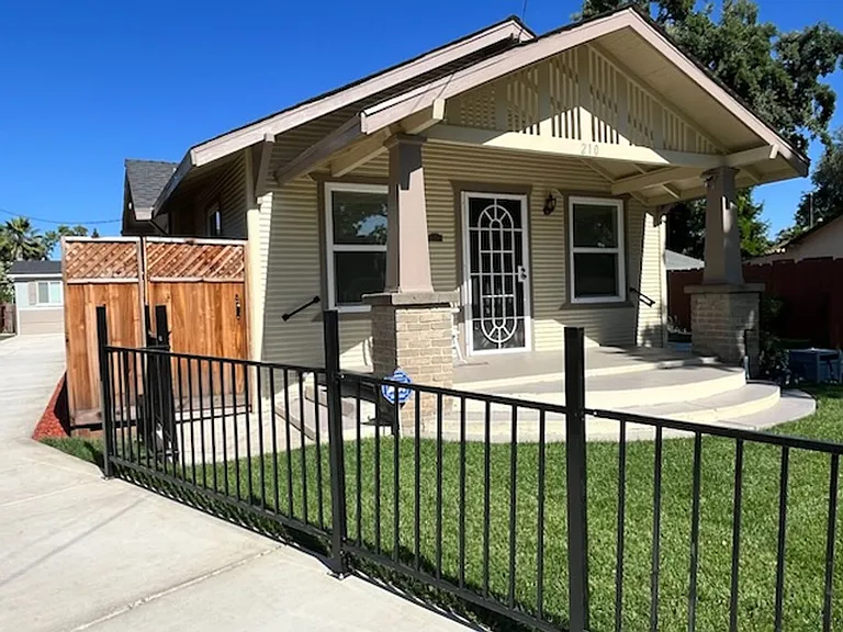 210 Las Flores Ave — Photo 2
