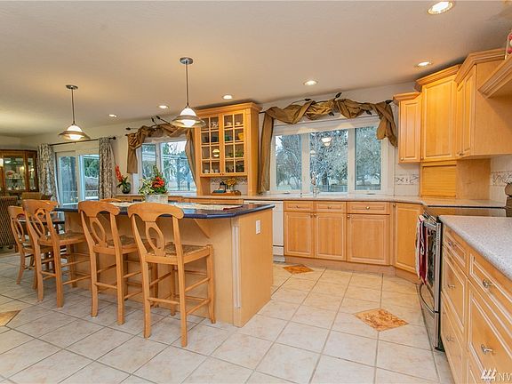 2nd image of 844 S Meadowlark Ln