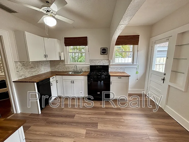 1103 Charles St — Photo 10