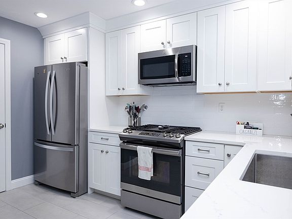 4th image of 600 Justin Dr Unit 4