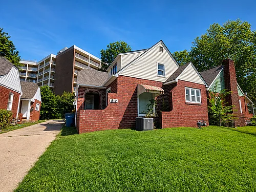 512 W Walnut St Photo 1