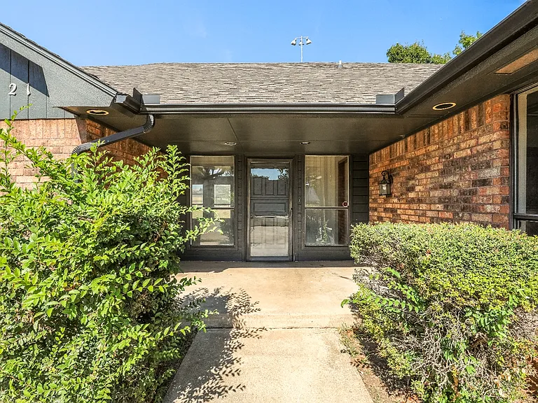 1321 Harding Ave — Photo 3