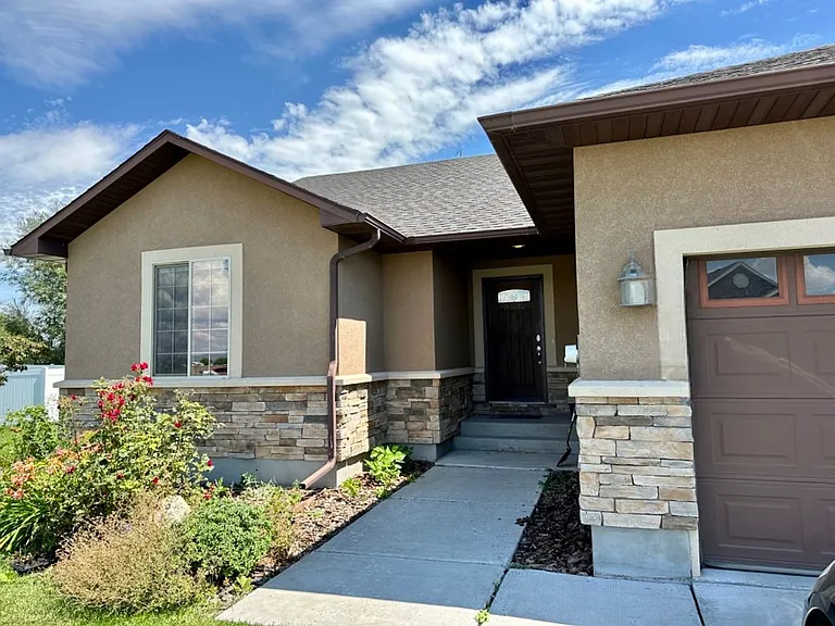 674 Tanglewood Dr — Photo 1