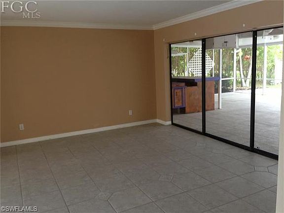 5th image of 806 SW 54th Ln