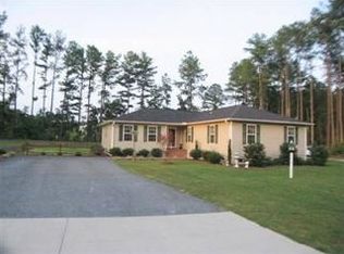 908 Colonial Ave, Aberdeen, NC 28315