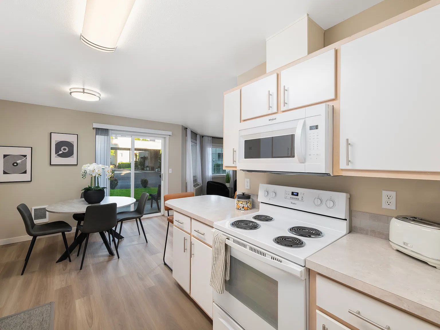 Regency Apartments — Photo 2