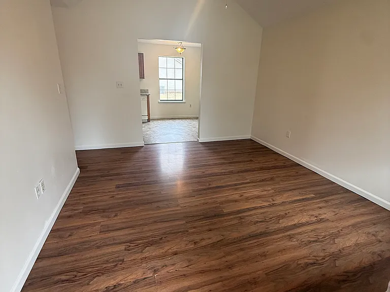 2216 Jonathan Ln — Photo 8