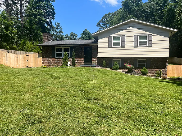 1504 Arrow Wood Rd — Photo 1