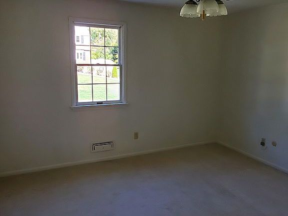5th image of 11940 Lee Dr