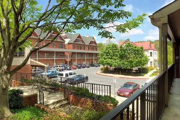 585 Main Street — Photo 1
