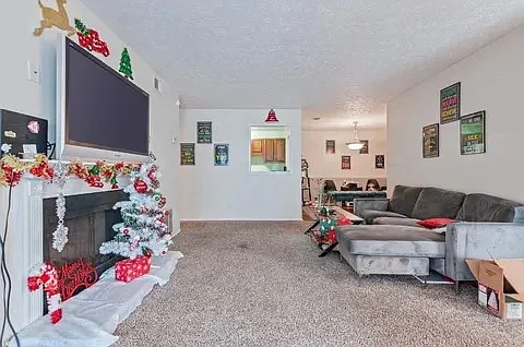 910 Augusta Dr — Photo 5
