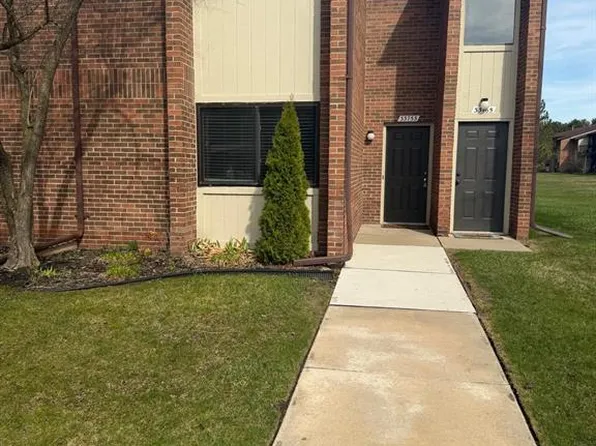 33753 Pondview Cir, Livonia, MI 48152