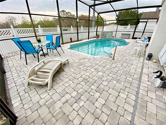 4th image of 607 Queensbridge Dr