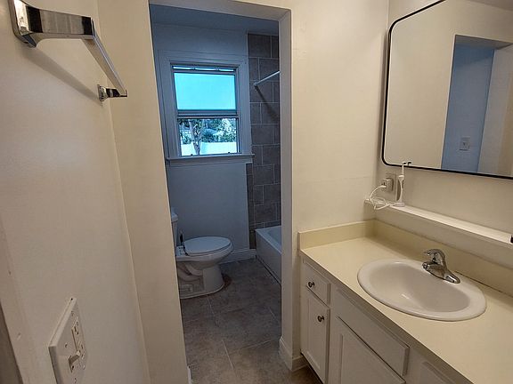 5th image of 2277 Lake Shore Blvd