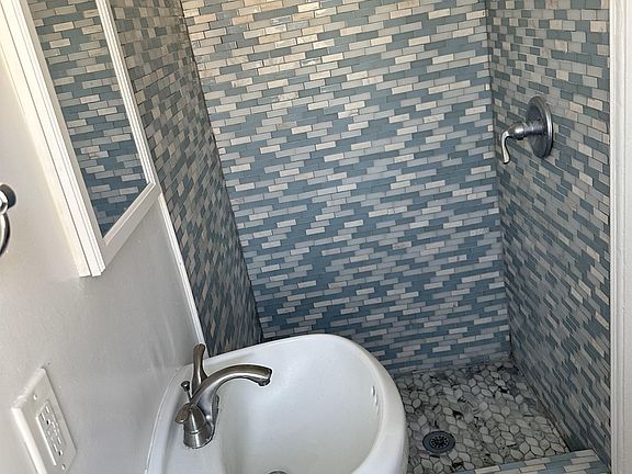 3rd image of 5115 Melrose Ave APT 28