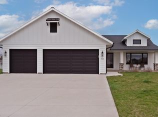 524 Pine Ridge Ave, Howards Grove, WI 53083