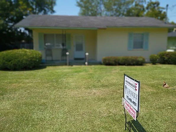 911 Mark Hanna St, Douglas, GA 31533