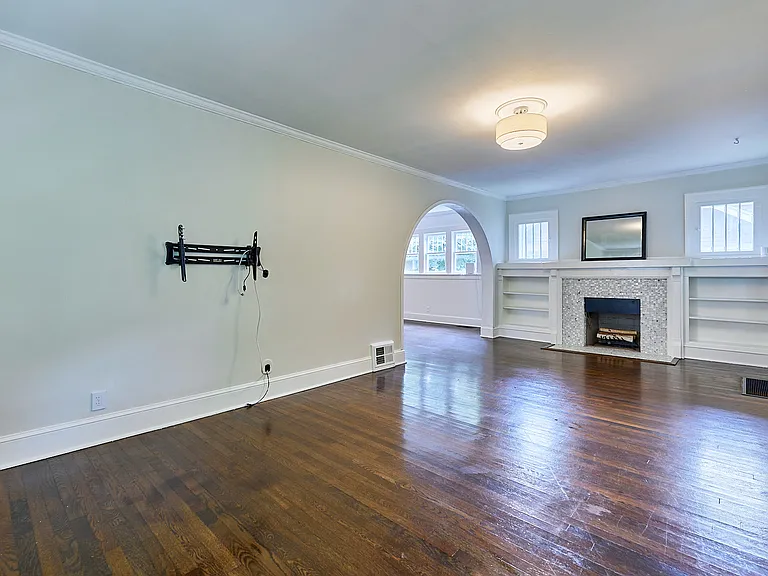 5740 Charlotte St — Photo 5