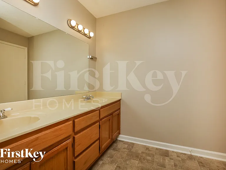 1011 Wildwood St — Photo 8