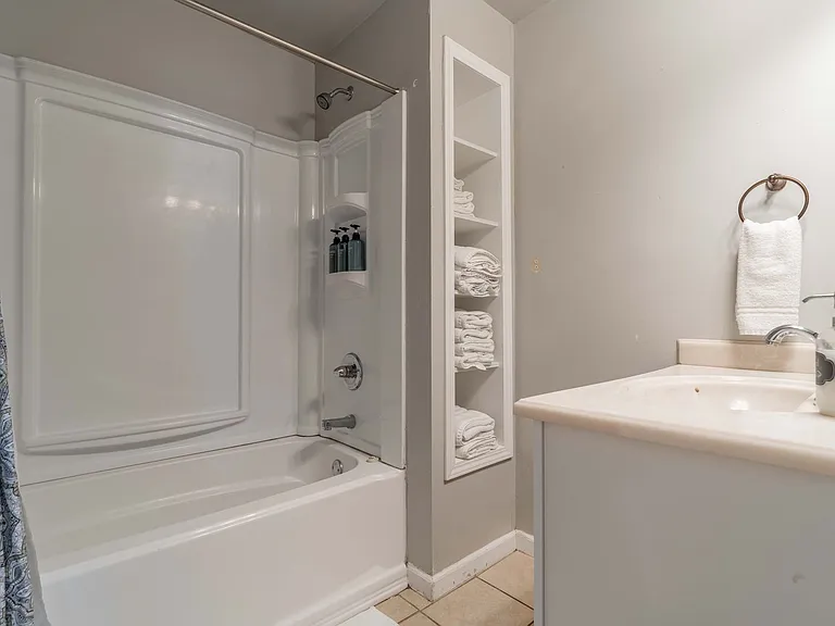 315 SW F St — Photo 8