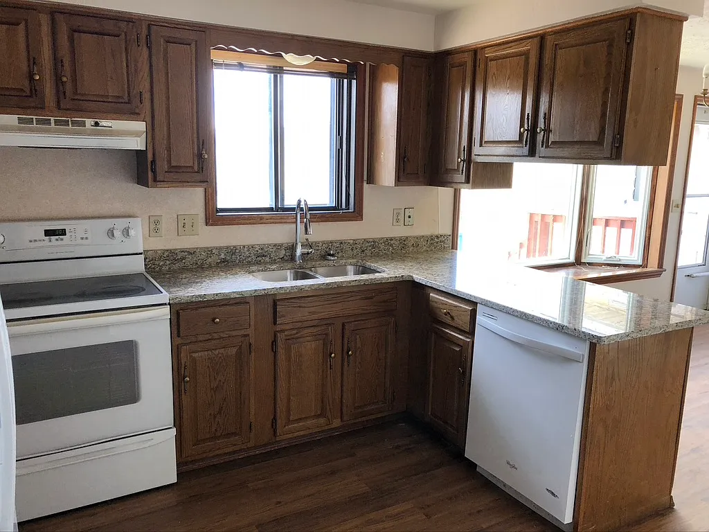 3 bed, 2.5 bath, 1827 sqft, $2,595 — Photo 2