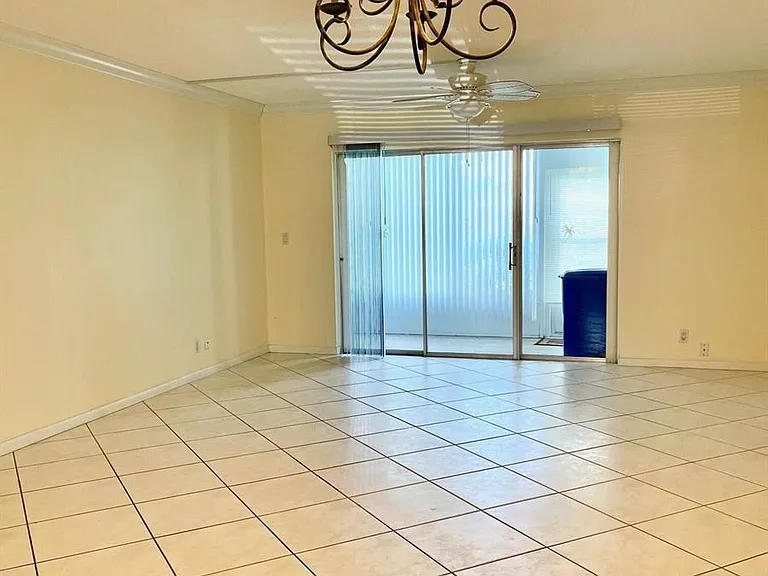 105 Oxford Ct #105-500 — Photo 4