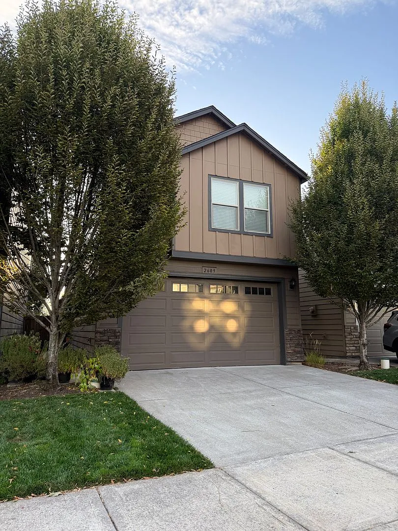 Beautiful 3 Bedroom House with High Ceilings, 2 Car Garage, Great Location & More! — Photo 3