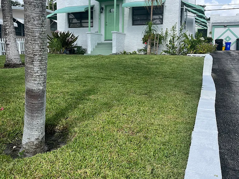 909 N B St — Photo 1