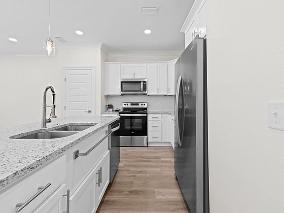 3rd image of 697 Woodlawn Ave