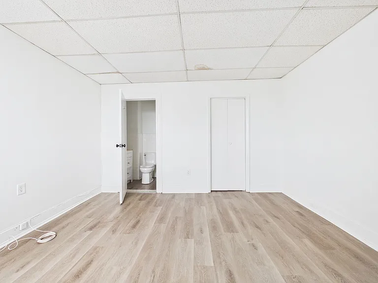 Morris Apartments — Photo 8