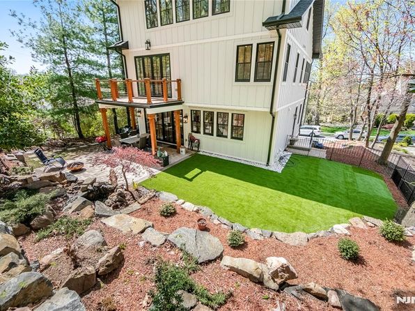 9 Palmer Pl, Leonia, NJ 07605