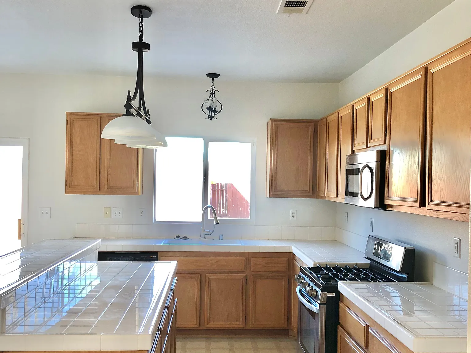 4 bed, 2.0 bath, 1693 sqft, $2,900 — Photo 2