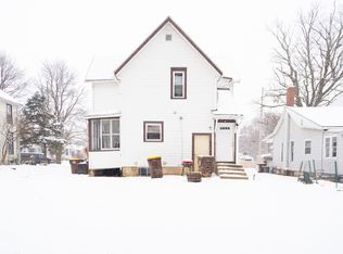 1231 S Oak Ave, Freeport, IL 61032
