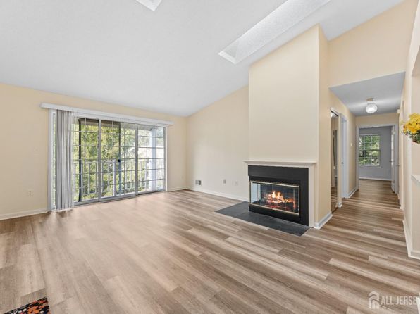 152 Darwin Ln