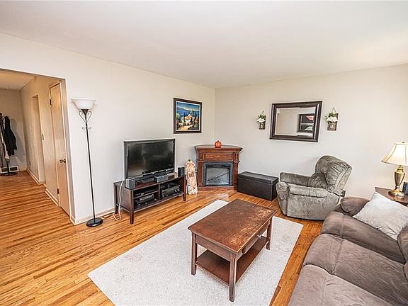 3rd image of 852 Bryn Mawr Ave